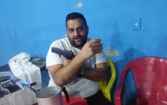 Sogro de cigana assassinada em Guaratinga aparece armado e bêbado em vídeo; veja