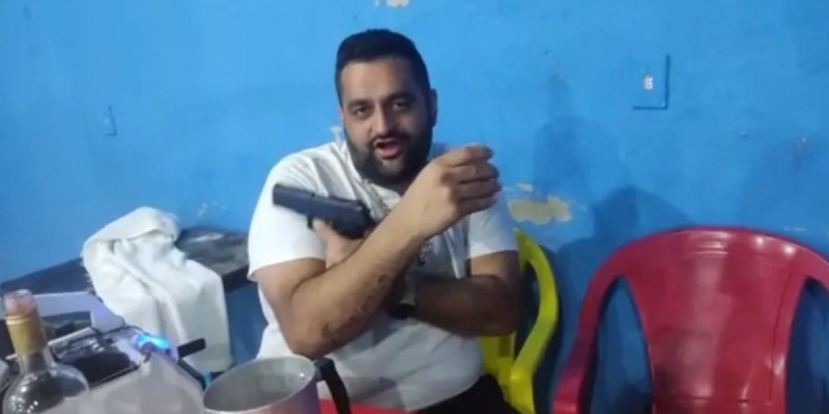 Sogro de cigana assassinada em Guaratinga aparece armado e bêbado em vídeo; veja