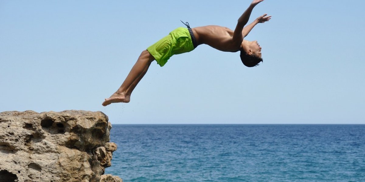 Cirurgião de coluna vertebral  alerta para riscos de mergulho em água rasa