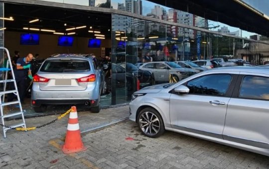 Carro invade academia e atinge esteiras no Caminho das Árvores