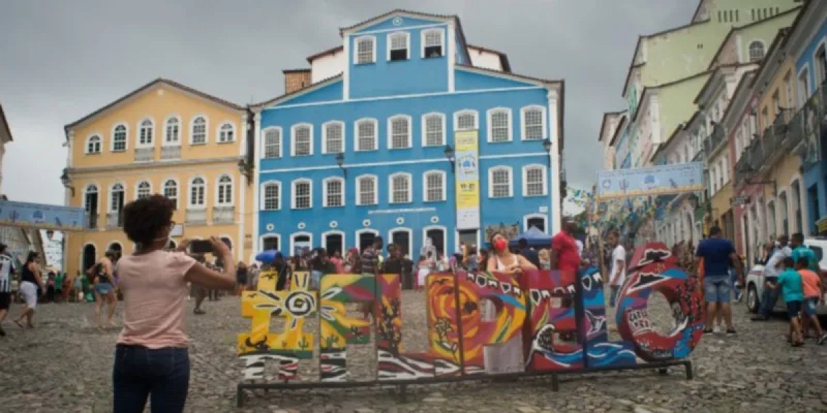 Flipelô anuncia programação com nomes como Mia Couto, escritor moçambicano