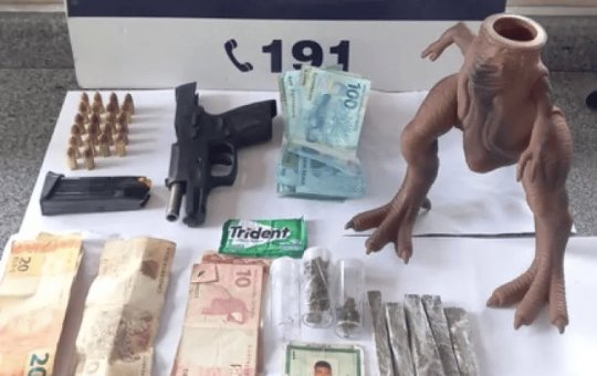 Homem é preso por portar porção de maconha em dinossauro de brinquedo