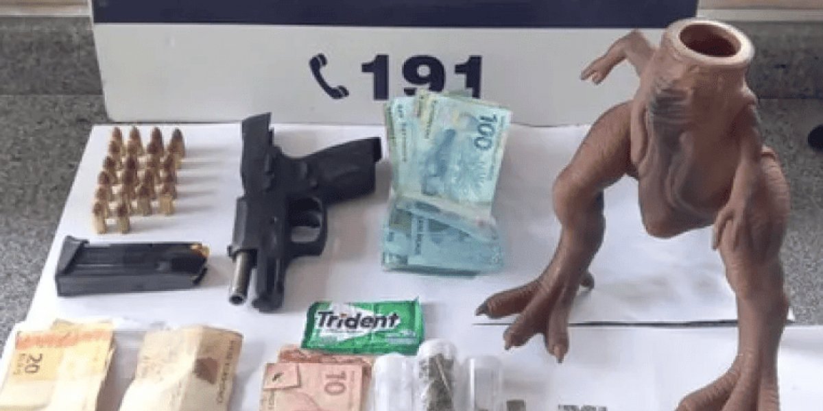 Homem é preso por portar porção de maconha em dinossauro de brinquedo