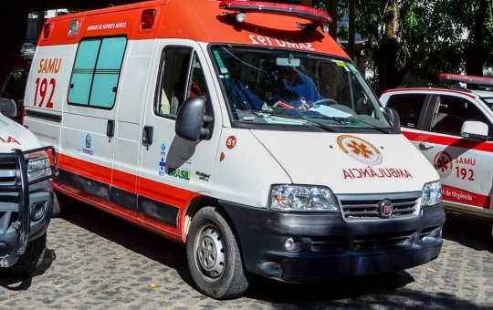 Homem ameaça socorristas do Samu, leva ambulância embora e atola veículo na lama