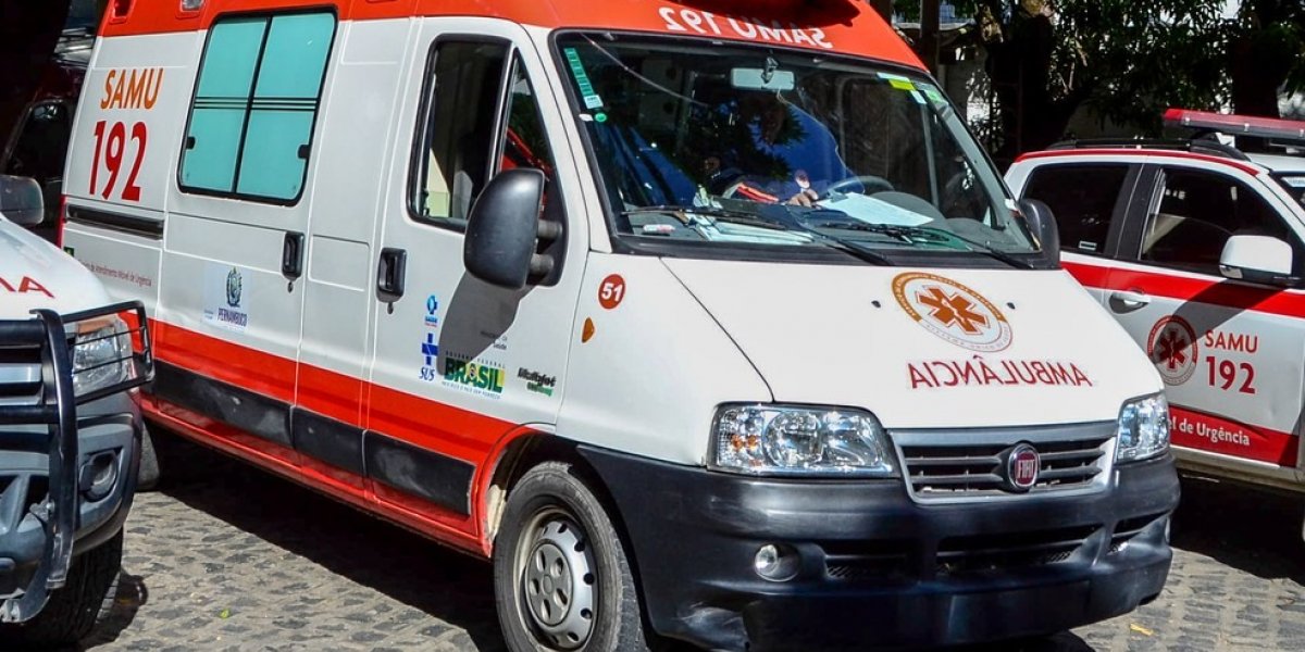 Homem ameaça socorristas do Samu, leva ambulância embora e atola veículo na lama