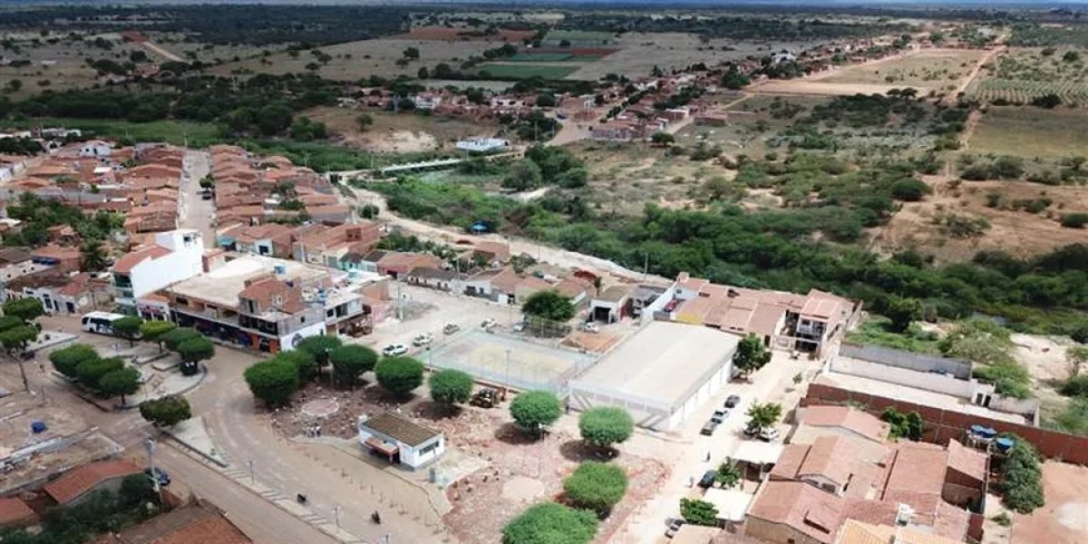 Após ser denunciado por abuso, homem invade imóveis em busca da filha