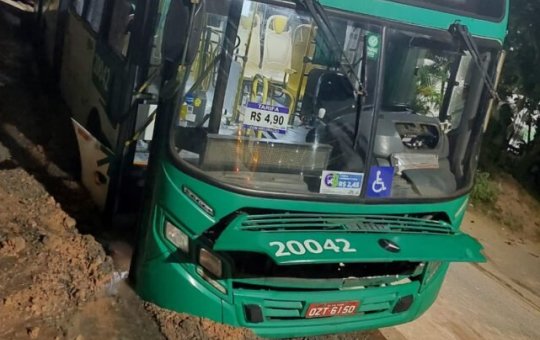 Ônibus cai em buraco causado por obra da Embasa em Cajazeiras 11