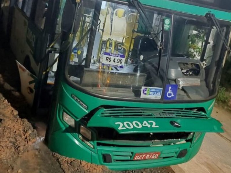 Ônibus cai em buraco causado por obra da Embasa em Cajazeiras 11