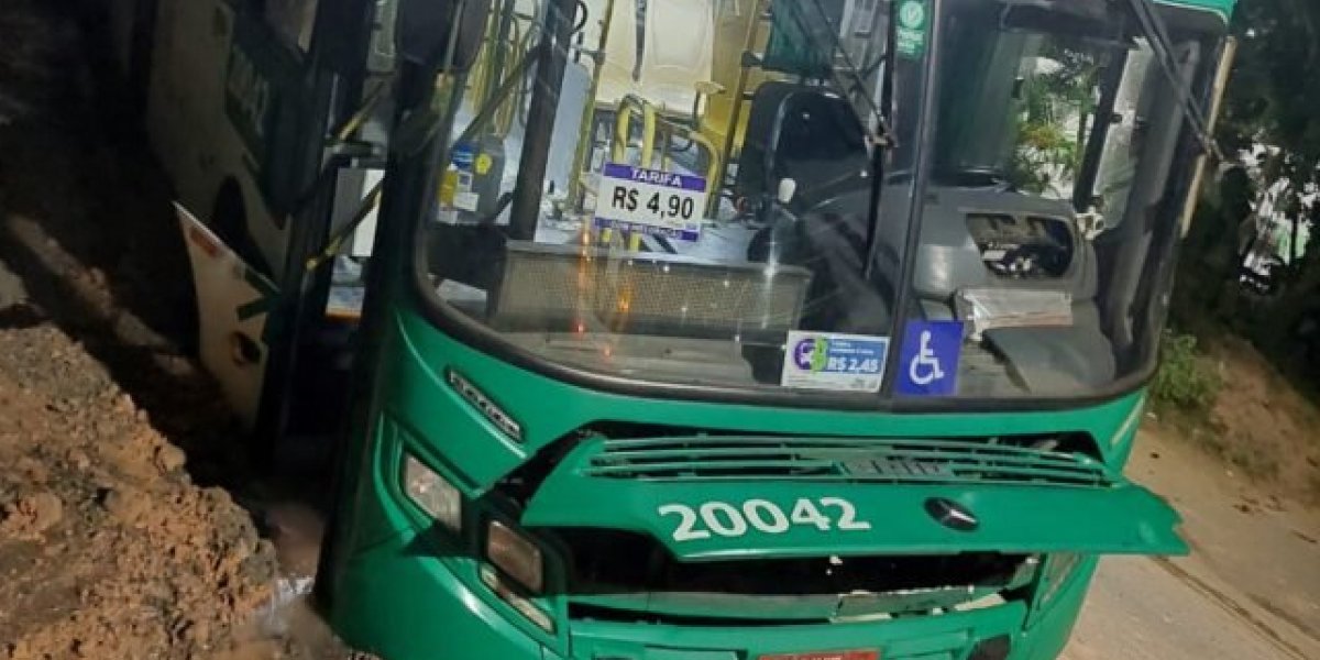 Ônibus cai em buraco causado por obra da Embasa em Cajazeiras 11