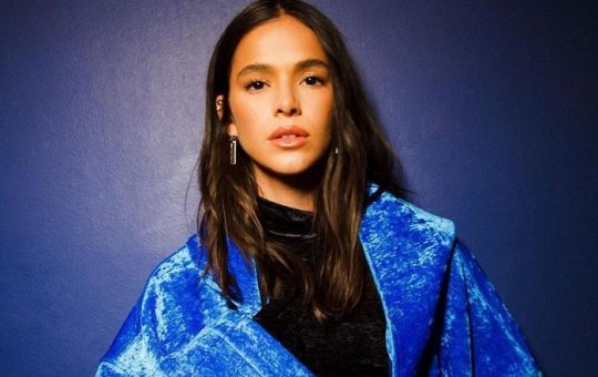 Bruna Marquezine se emociona com trailer de Besouro Azul no cinema