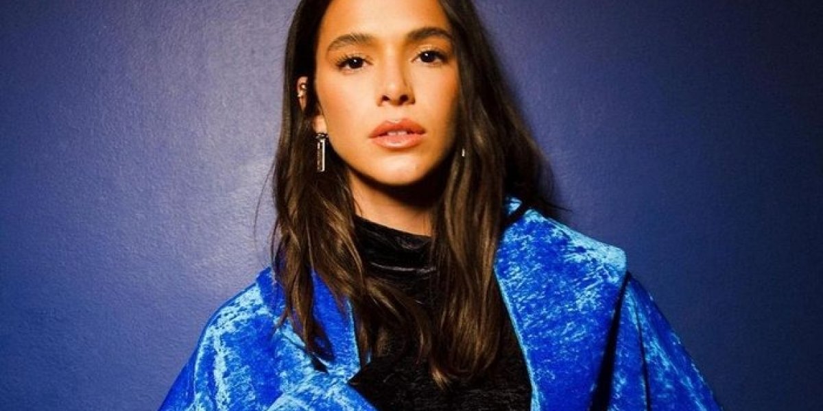 Bruna Marquezine se emociona com trailer de Besouro Azul no cinema