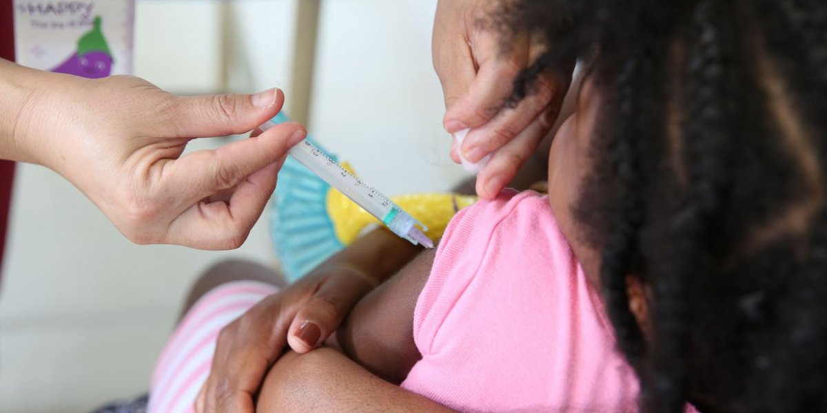 Cobertura vacinal de crianças aumenta após queda durante pandemia