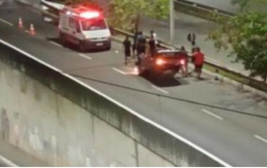Carro em alta velocidade capota na Via Expressa nesta sexta-feira