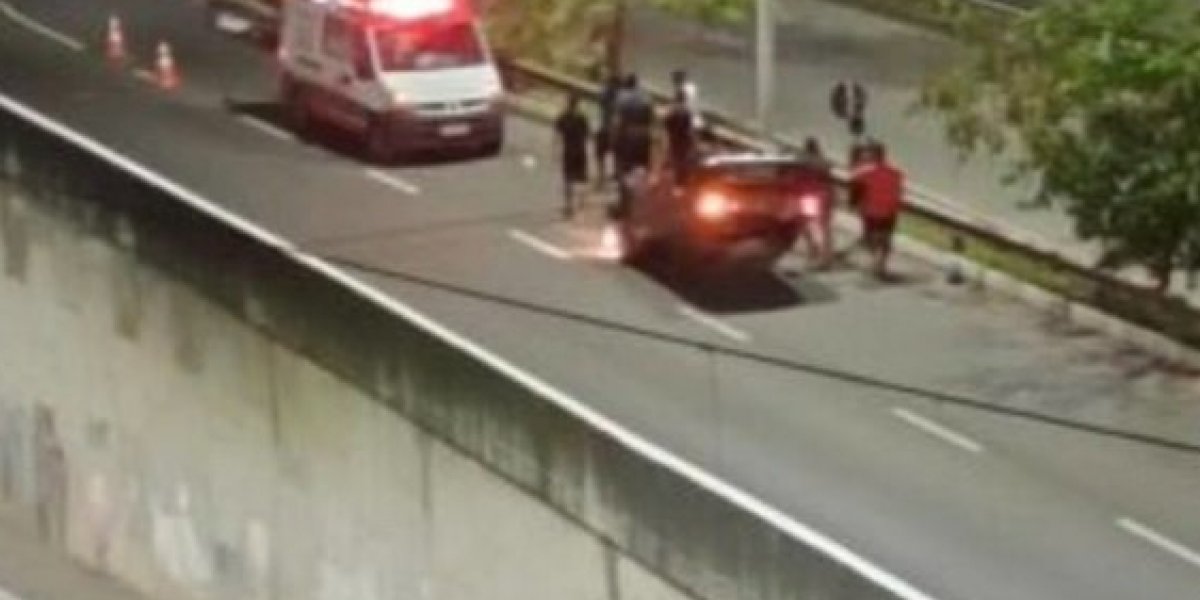Carro em alta velocidade capota na Via Expressa nesta sexta-feira