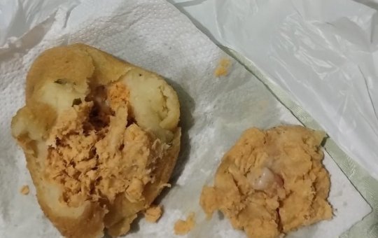 Mulher mastiga coxinha e acha dente humano no recheio: "Traumatizada e enjoada"