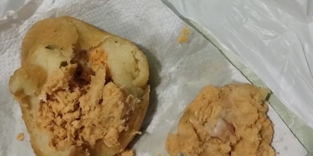 Mulher mastiga coxinha e acha dente humano no recheio: "Traumatizada e enjoada"