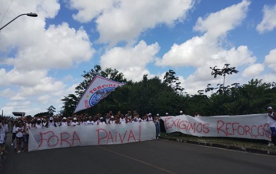 Integrantes da Bamor protestam em frente ao CT do Bahia e pedem a saída de Paiva
