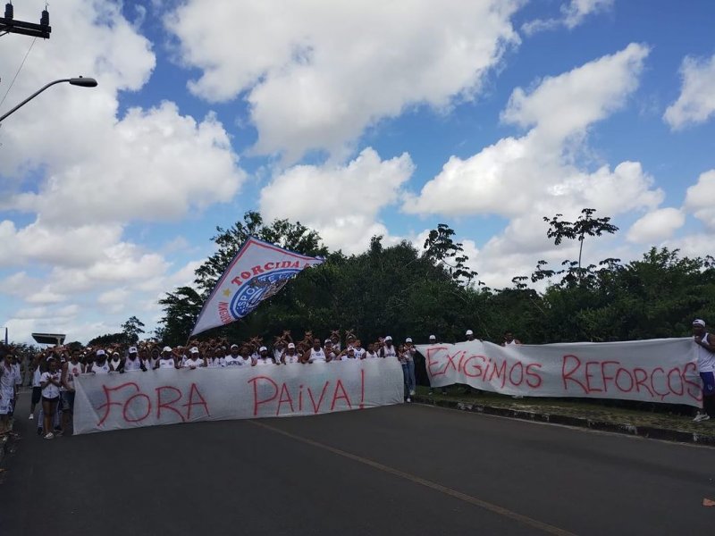 Integrantes da Bamor protestam em frente ao CT do Bahia e pedem a saída de Paiva