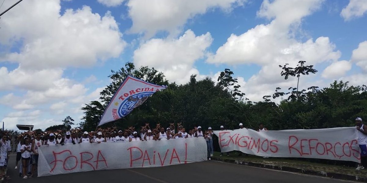 Integrantes da Bamor protestam em frente ao CT do Bahia e pedem a saída de Paiva