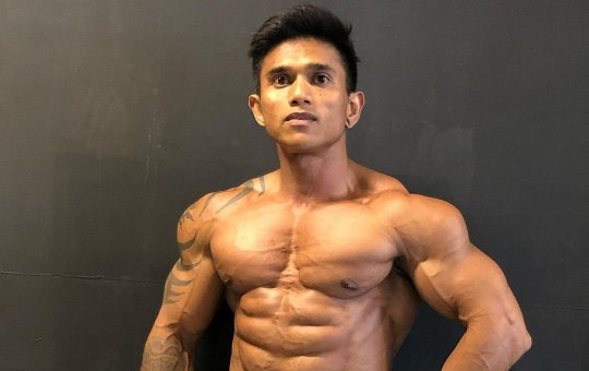 Influenciador morre após tentar fazer agachamento com barra de 210kg