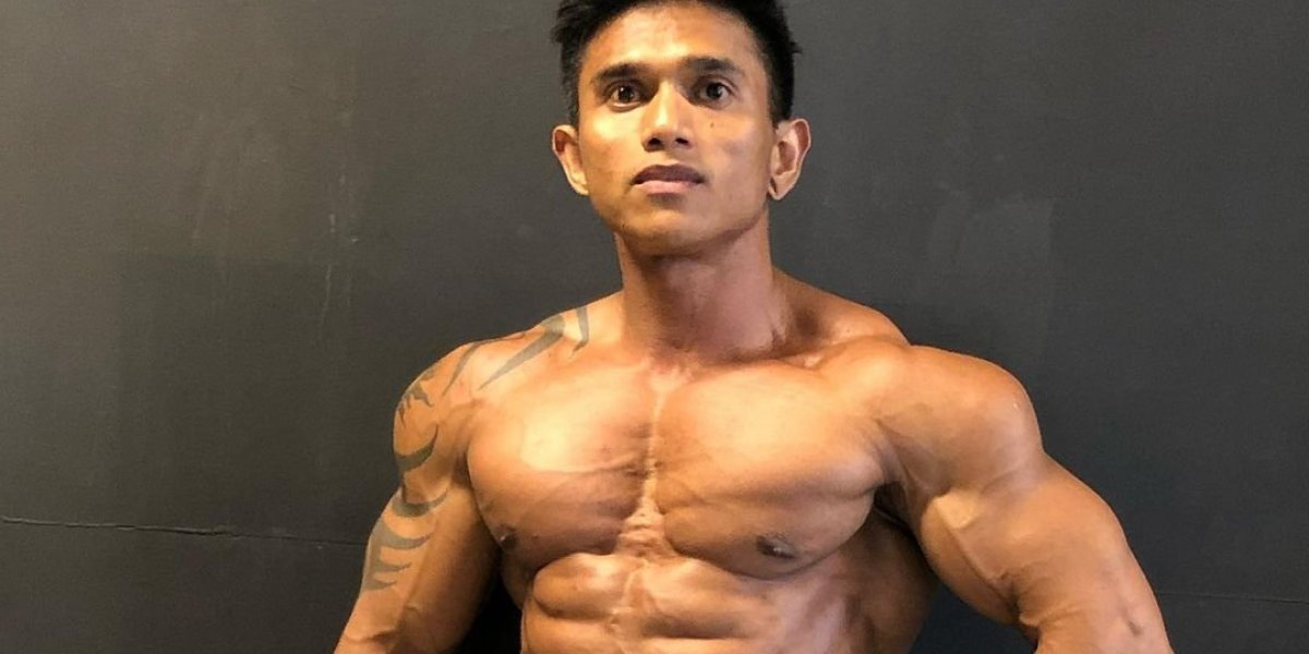 Influenciador morre após tentar fazer agachamento com barra de 210kg