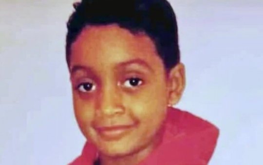 Menino de 10 anos morre baleado na porta de casa em Portão; família culpa PMs