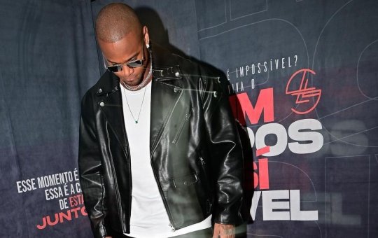 Léo Santana expulsa mulher do palco por gesto obsceno: "Respeite minha esposa"