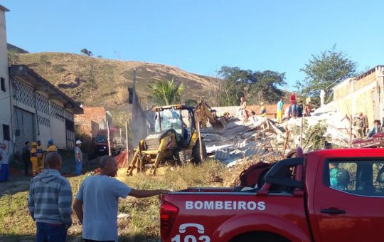 Mulher e adolescente morrem após casa de três andares desmoronar no Rio