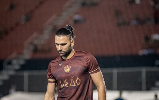 Vitória bate a Chapecoense por 1 a 0 e se mantém líder da Série B