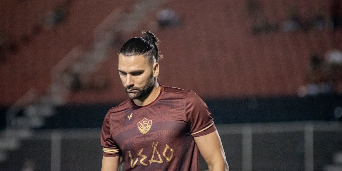 Vitória bate a Chapecoense por 1 a 0 e se mantém líder da Série B