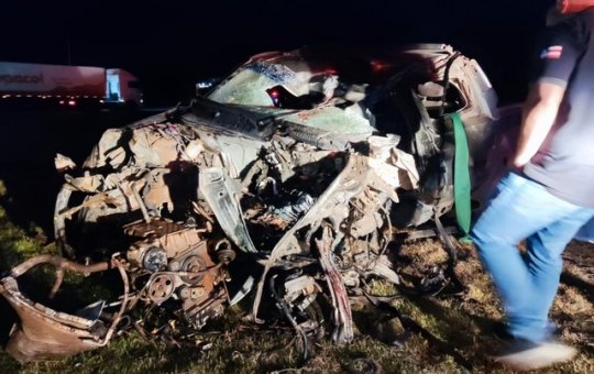 Padre morre em acidente na BR-242; veículo ficou destruído