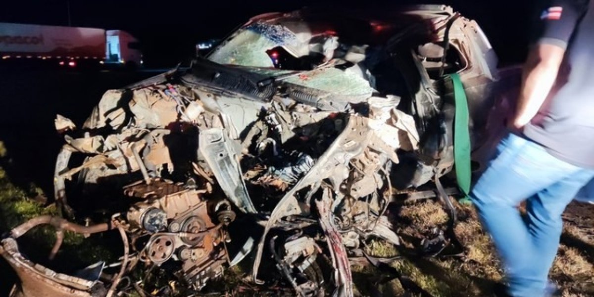 Padre morre em acidente na BR-242; veículo ficou destruído