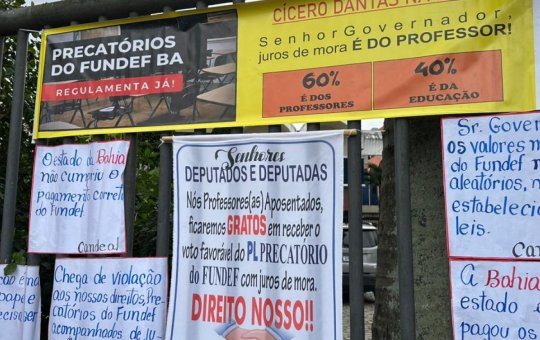 Professores da rede estadual protestam pelo pagamento da Fundef