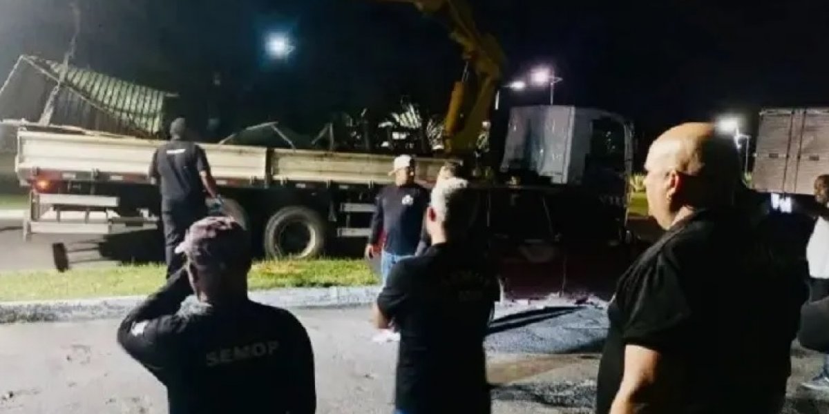 Prefeitura desmonta barracas na saída do Aeroporto de Salvador