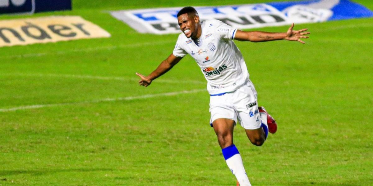 Vitória acerta a contratação do atacante Iury Castilho