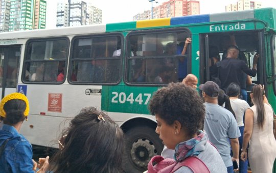 Escassez de linhas, ônibus lotados: passageiros relatam transtornos em Salvador