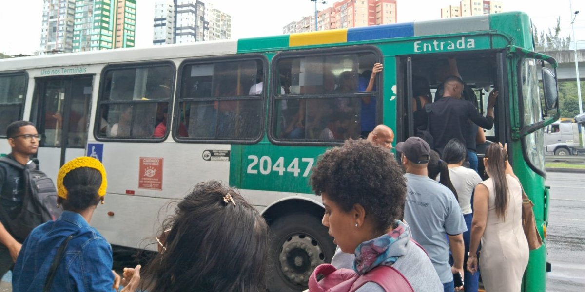 Escassez de linhas, ônibus lotados: passageiros relatam transtornos em Salvador