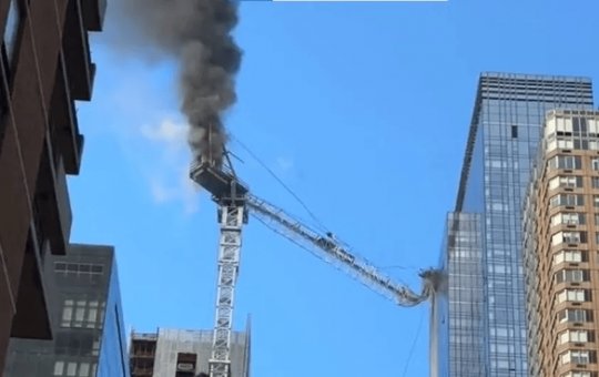 Seis pessoas ficam feridas após guindaste pegar fogo e desabar em Nova York