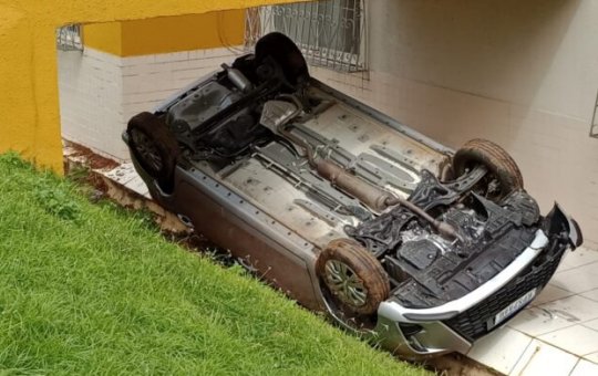 Mulher capota veículo dentro de condomínio na Vila Laura