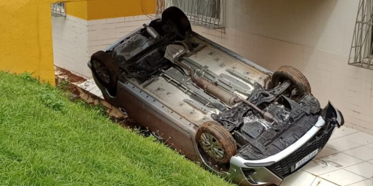 Mulher capota veículo dentro de condomínio na Vila Laura