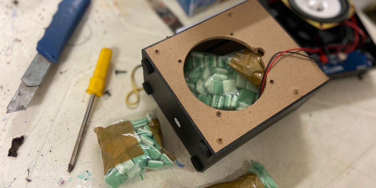 Polícia apreende 15 kg de pasta para cocaína e armas em encomendas dos Correios