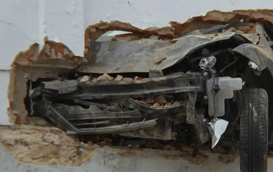 Idoso perde controle de carro e invade hotel ao atravessar parede do muro