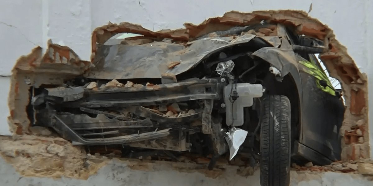 Idoso perde controle de carro e invade hotel ao atravessar parede do muro