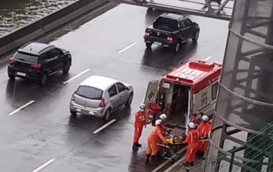 Homem cai em fosso de elevador em passarela da Via Expressa nesta sexta