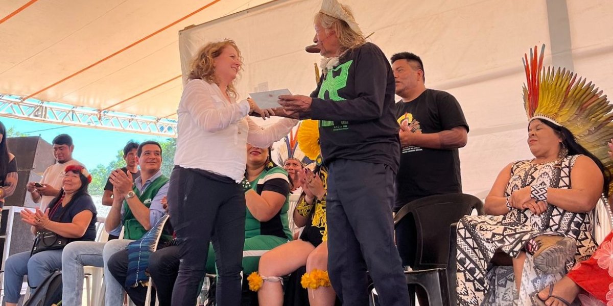 Cacique Raoni recebe carta do rei britânico Charles III