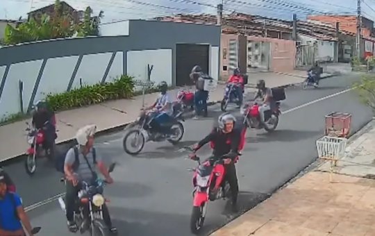 Motociclistas jogam pedras em casa após cliente cancelar pedido