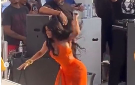 Anitta comenta sobre reação de Cardi B após mulher jogar água na rapper