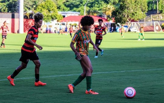 Baiana se inspira em atacante ex-Seleção para vencer dasafios no futebol