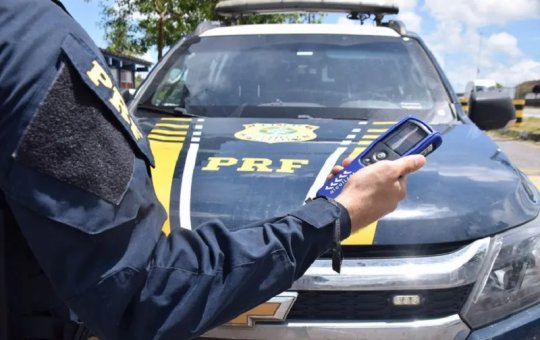 Motorista sob efeito de álcool é preso em flagrante após tombar com caminhão