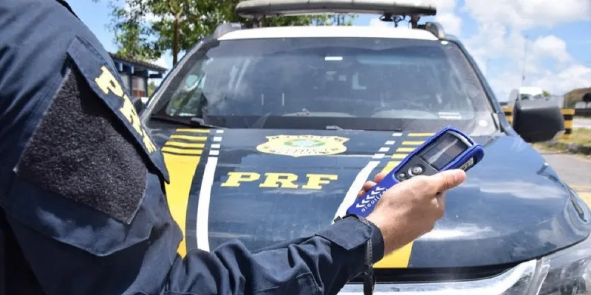 Motorista sob efeito de álcool é preso em flagrante após tombar com caminhão